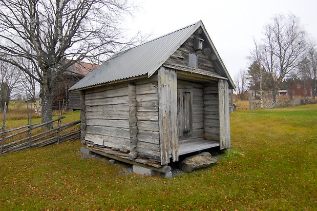 Gungård 1:22. Grå, timrad byggnad .