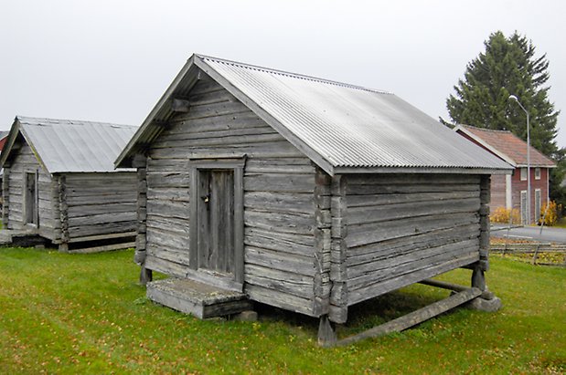 Gungård 1:22. Grå timrad byggnad med lucka.