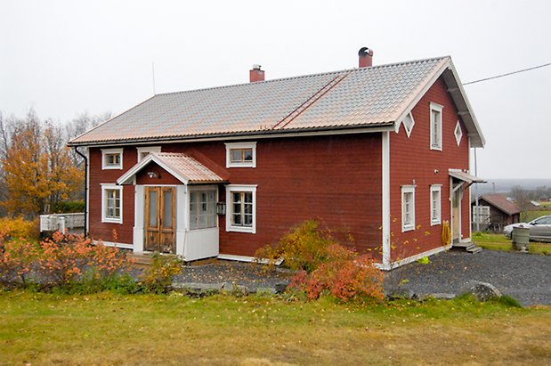 Gungård 4:1. Villa i röd, liggande panel med vita detaljer, fönster med gula spröjs. Inbyggd förstukvist i vit panel med brun dubbeldörr. Brun dörr på kortsidan.