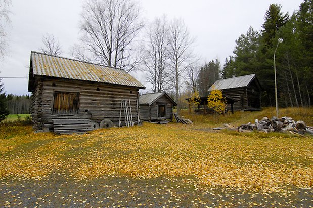 Häggesta 1:63. Tre byggnader i grått timmer.