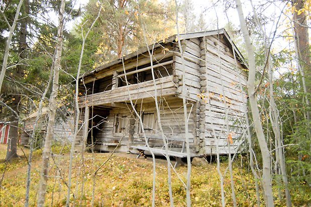 Häggesta 1:63. Byggnad i grått timmer i två våningar.