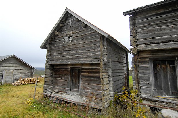 Jonsgård 3:1. Grått, timrat härbre.