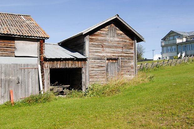 Frösö-Berge 19:8. Tre grå, timrade byggnader vägg-i-vägg med varandra.