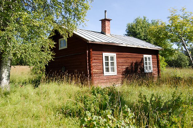 Kungsgården 5:4.  Hus i rött timmer, tegel skorsten, fönster med vita spröjs.