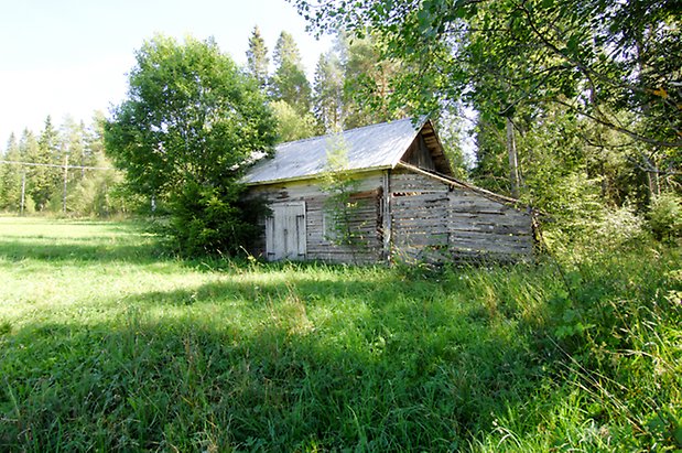 Kungsgården 5:4. Byggnad i grått timmer.