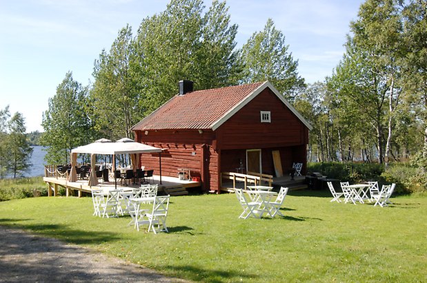 Kungsgården 5:6. Byggnad i rött timmer i två våningar, brun dörr.