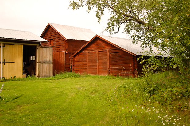 Fillsta 1:2. Två timrade, röda byggander.