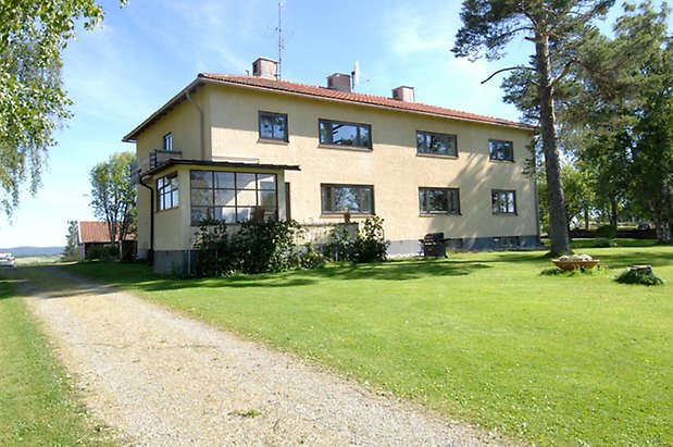 Frösö Prästbord 1:7. Hus i två våningar i beige puts, inglasad veranda.