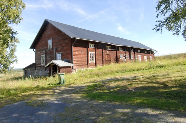 Glasätt 1:7. Ladugård i brunt timmer i två våningar, fönster med spröjs, brun dubbelport.