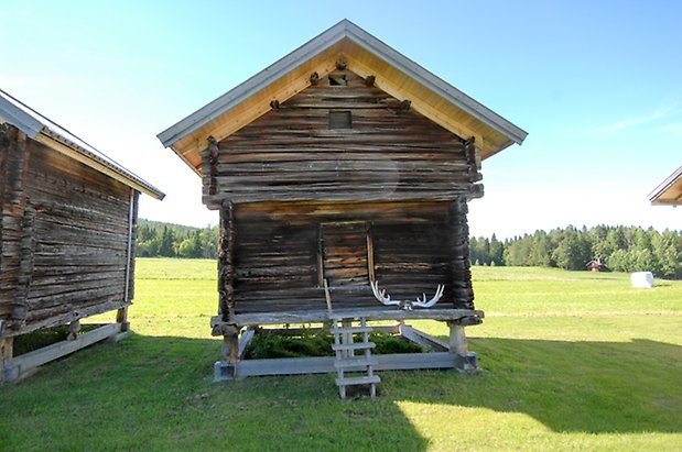 Knytta 9:2.Brunt, timrat härbre.