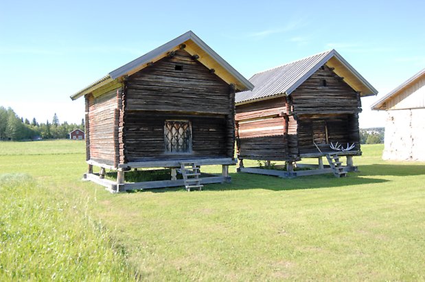 Knytta 9:2. Två timrade, bruna härbren.