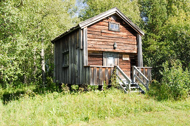 Stocke 1:12. Brunt timrat härbre.