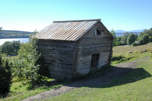 Valla 8:20. Lada i grått timmer.