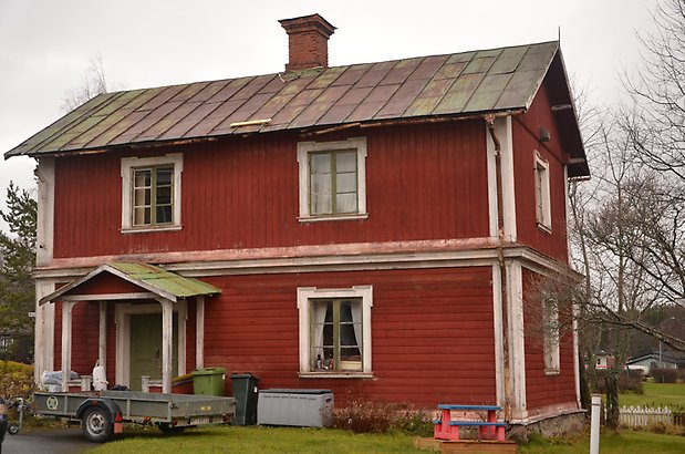 Agnet 1. Gammalt rött hus med vita knutar.
