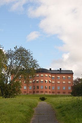 Landsarkivet - Stor stenbyggnad i rosa puts.