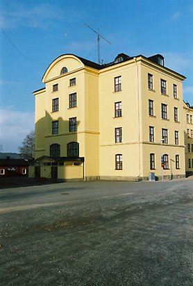 Fältjägaren 3 - Stor gul byggnad i fem våningar med svart tak.