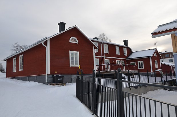 Lugnet 7, Rött hus med vita knutar och vita fönster med spröjs.