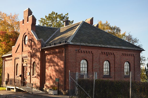 Långlotten 1 - tegelbyggnad i en våning.