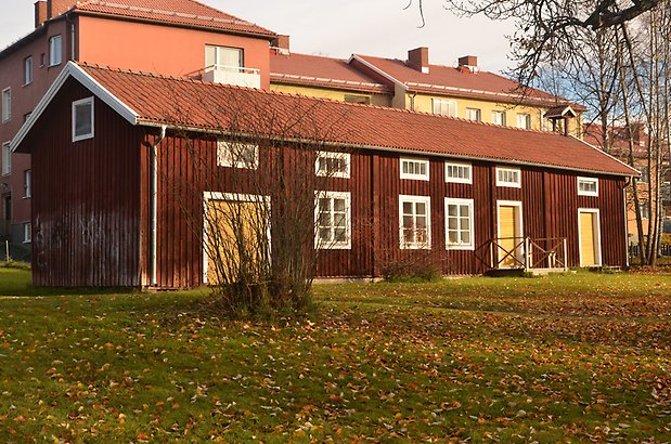 Odenslund 4:3 och 4:1 Byggnad i röd träpanel med gula dörrar och vita fönster med gula spröjs. 