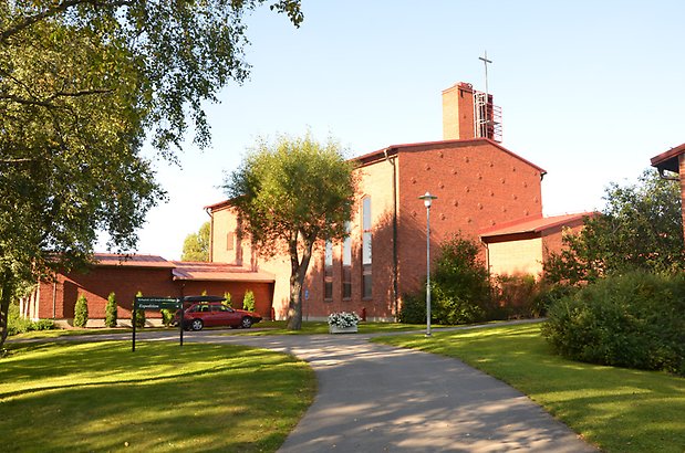 Odenslund 1:7. Kyrka i brunt tegel.