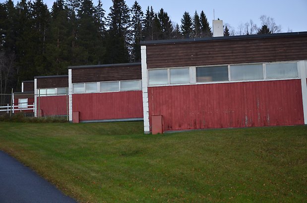 Frösö Berge 21-212. Byggnader i röd och brun panel med vita fönster.