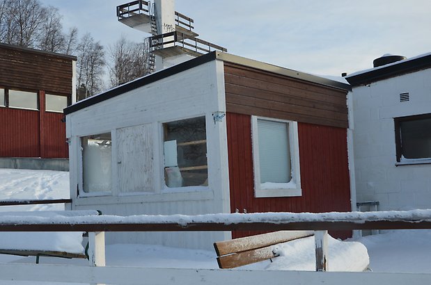 Frösö Berge 21-212. Byggnad i brun och vit panel med vita fönster.