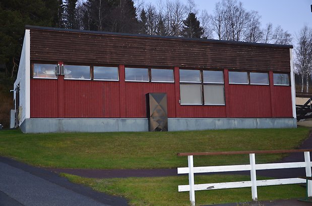 Frösö Berge 21-212. Byggnad i röd och brun panel och fönster.