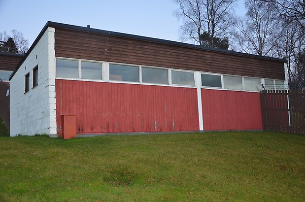 Frösö Berge 21-212. Byggnad i röd och brun panel och fönster.