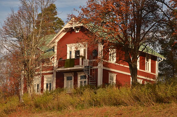 Frösö Berge 21-212b. Villa i röd, liggande panel och vita fönster med spröjs och grönt plåttak. 