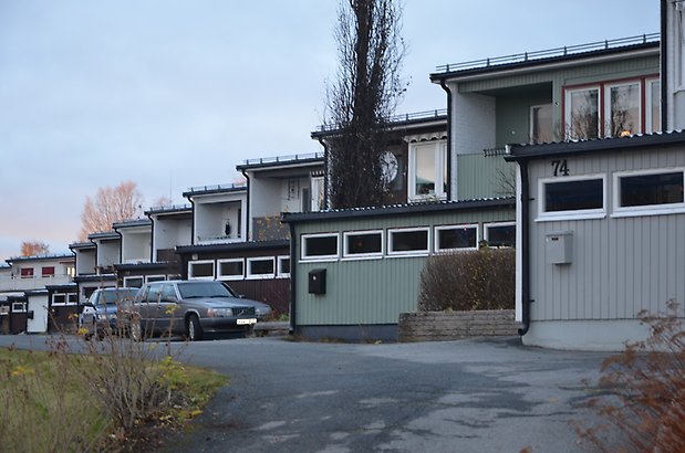 Spelmannen 5. Länga med i radhus i grått.