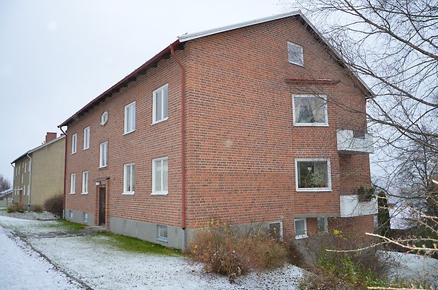 Forsellslägden 1. Bostadshus i tre våningar i brunt tegel med vita fönster och balkonger.