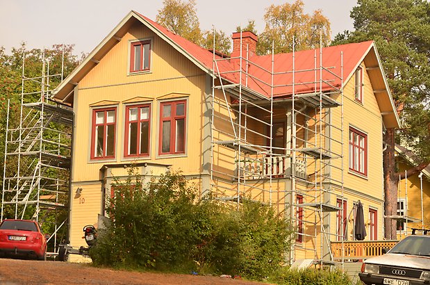 Lantmätaren 20. Villa med gul panel och gröna detaljer och röda fönster, rött plåttak. 