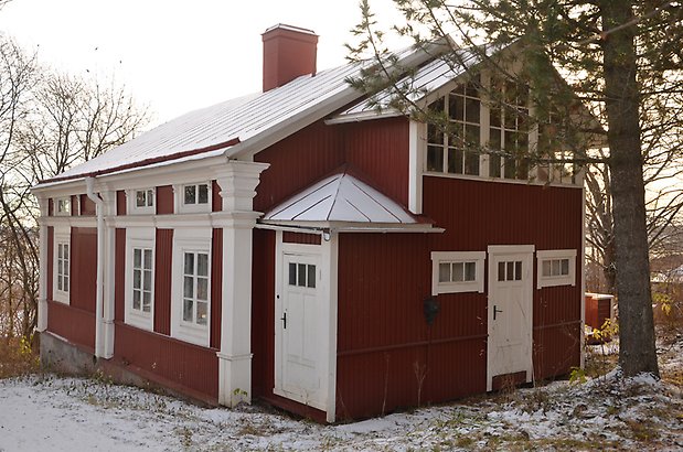 Soldaten 4. Villa i röd panel med vita pelare som utsmyckning, vita fönster med spröjs. 