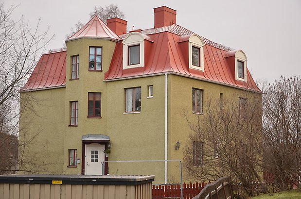 Tivolit 5. Villa i grön puts, med rött tegeltak med takkupor. Har en sexkantig utbyggnad som ett torn. 