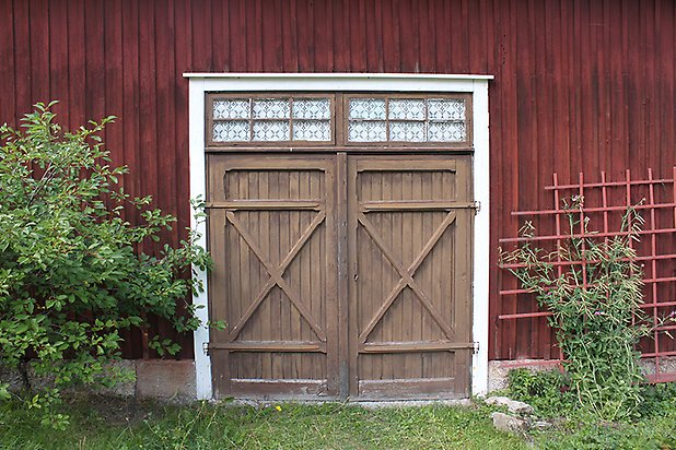 Brunflo-Viken 1:23.Detaljbild på brun dubbeldörr.