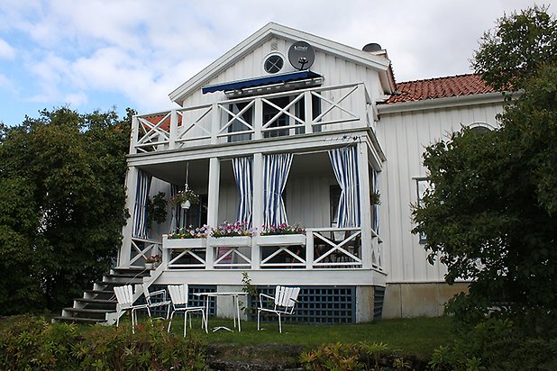 Brunflo-Viken 1:7. Detaljbild på veranda och balkong i vitt trä.