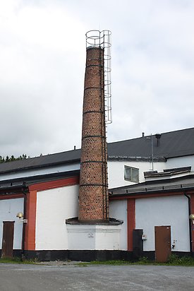 Brunflo-Änge 3:1. Detaljbild på hög tegelskorsten.