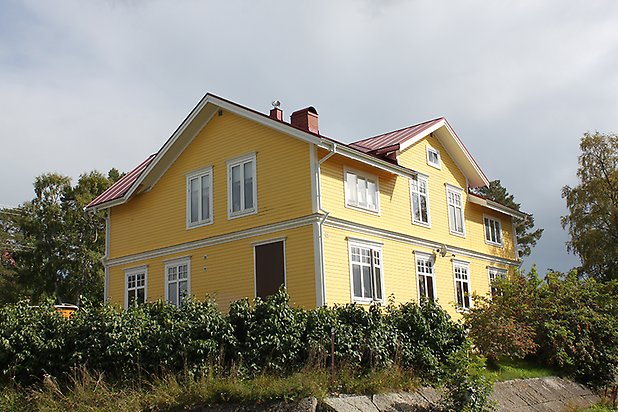 Brunflo-Viken 1:6. Villa i gul, liggande panel och vita fönster, rött plåttak.