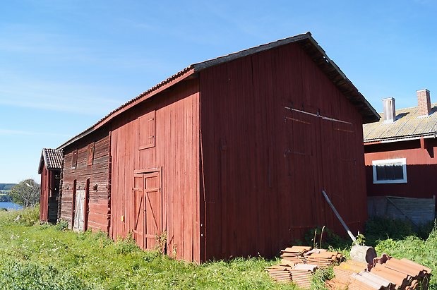 Ope 3:12. Byggnad i röd panel med röd dubbeldörr.