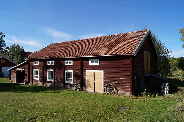 Torvalla 4:50. Brun. timrad ladugård, gul dubbelport och fönster med vita spröjs.