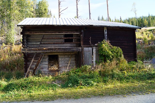 Brunflo-Svedje 1:3. Byggnad i brunt timmer.