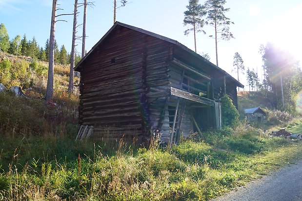 Brunflo-Svedje 1:3. Byggnad i brunt timmer.