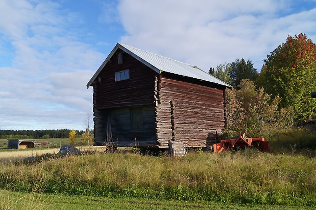 Lunne 3:14. Brunt, timrat härbre.