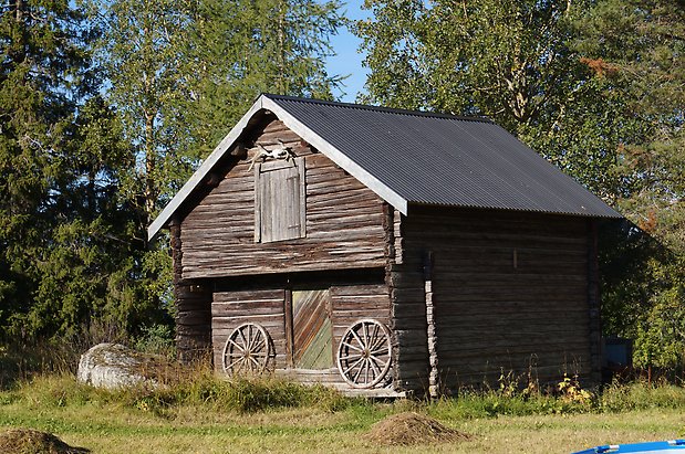 Vamsta 7:2. Timrat, runt härbre med vagnshjul.