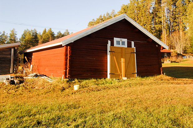 Lockne-Berge 1:7. Timrad, röd lada med gul dubbelport.