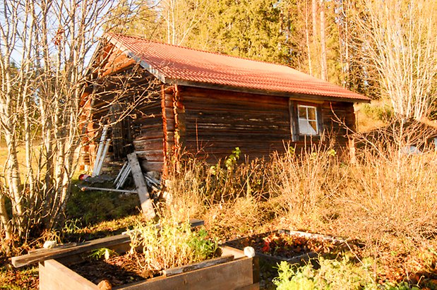 Lockne-Berge 1:7. Brun timrad byggnad med lucka och fönster med vita spröjs.