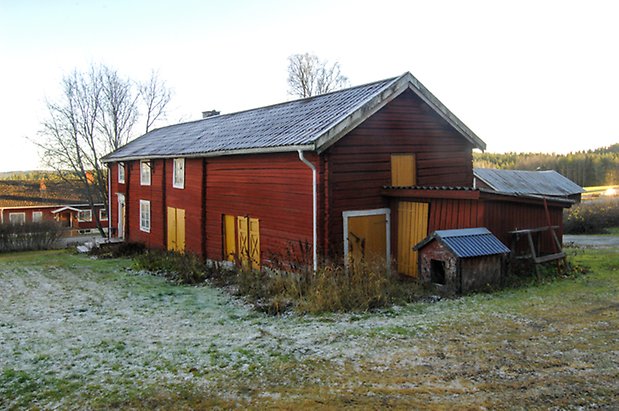 Lockne-Berge 2:2. Ldaugård i rött timmer och panel i två våningar, vita fönster med spröjs och gula dörrar, portar och luckor.