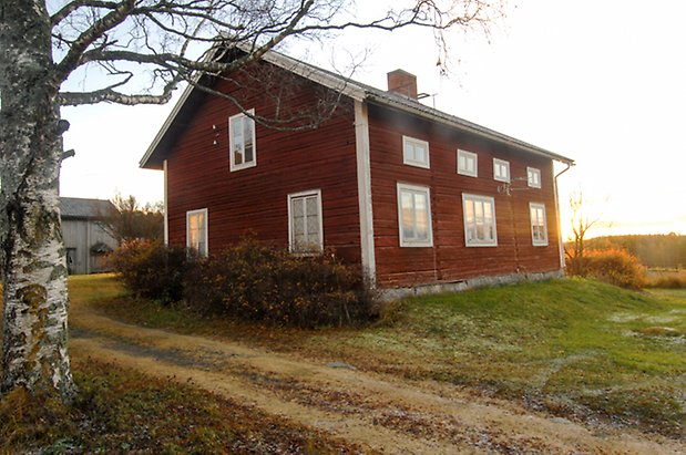 Börön 4:1. Rött, timrat hus i två våningar med fönster med vita spröjs.