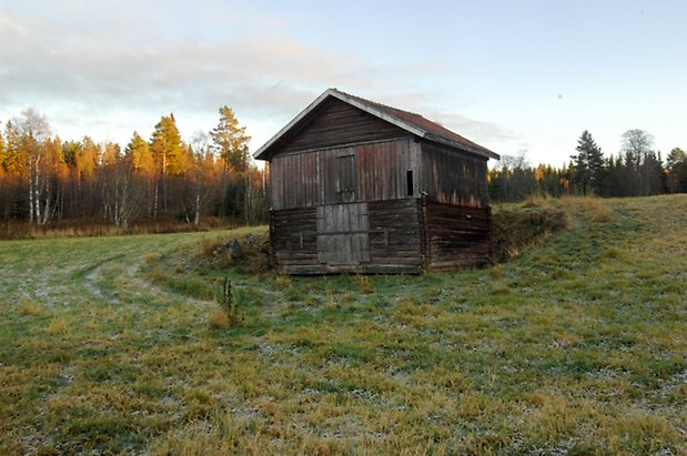 Börön 4:1. Byggnad i två våningar i brunt timmer och panel, med brun lucka.