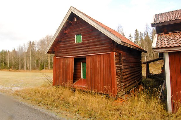 Lockne-Änge 2:9. Rött, timrat härbre med gröna luckor.